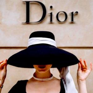 Meet your Posher, Beatrice Divine